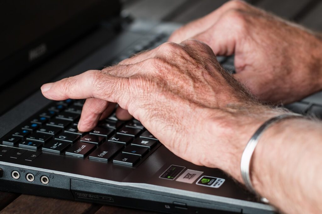 hands senior